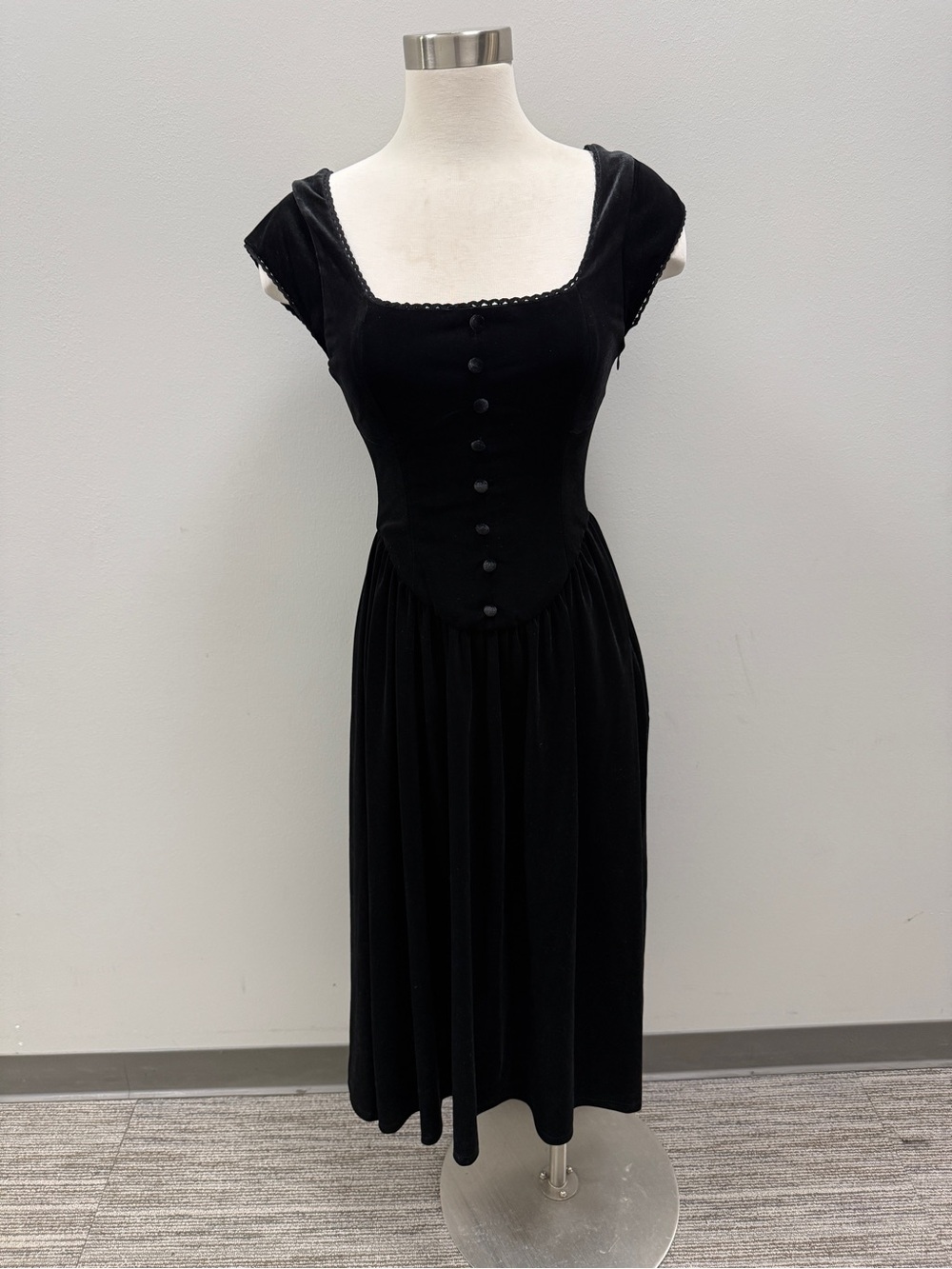 Le Lis Black Velvet Button-Front Midi Dress - FLAW - Picture 1 of 7